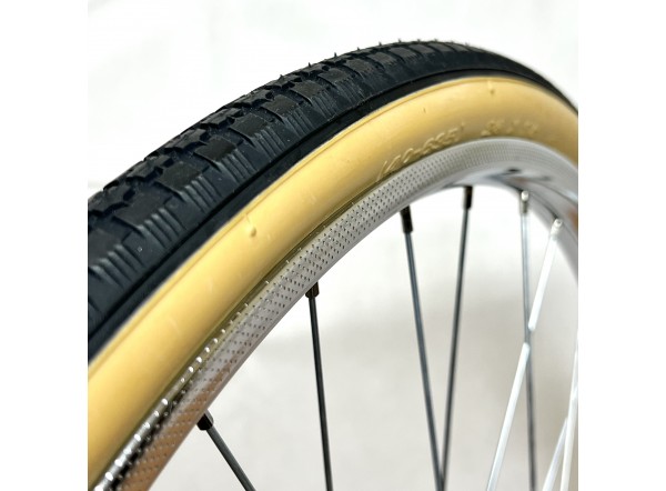 Neumático negro con banda marrón 28x1,1/2" (700X40B)